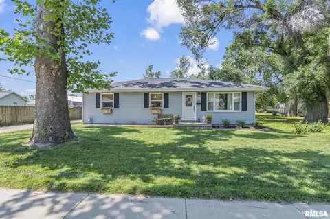 207 S State St, Chatham, IL 62629