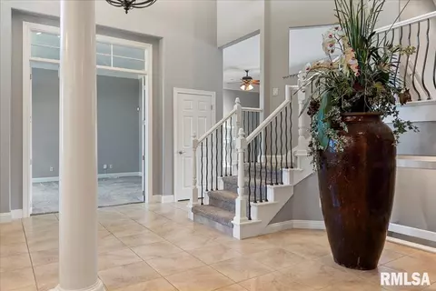 Entry Way - 2308 Connie Dr, Springfield, IL 62704 photo 4 of 10
