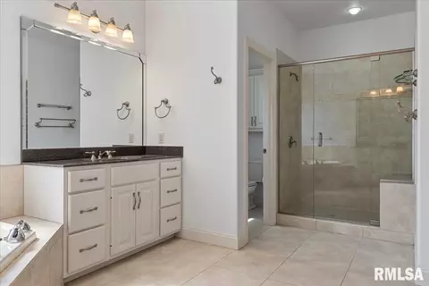 Bath - 2308 Connie Dr, Springfield, IL 62704 photo 3 of 8