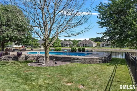 Exterior - 2308 Connie Dr, Springfield, IL 62704 photo 7 of 13