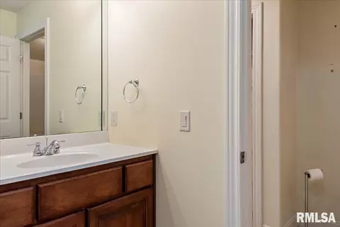 Bath - 2308 Connie Dr, Springfield, IL 62704 photo 5 of 8