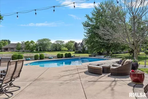Exterior - 2308 Connie Dr, Springfield, IL 62704 photo 11 of 13