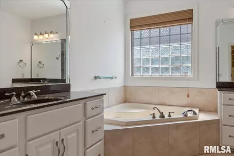 Bath - 2308 Connie Dr, Springfield, IL 62704 photo 2 of 8