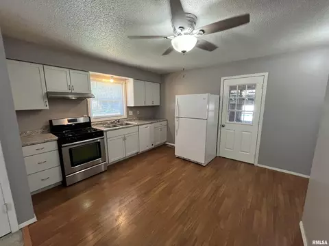 520 E Jackson St, Virden, IL 62690 photo 3