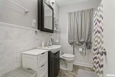 Bath - 2528 S Walnut St, Springfield, IL 62704 photo 1 of 2