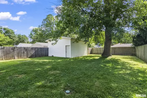 Exterior - 2528 S Walnut St, Springfield, IL 62704 photo 3 of 4