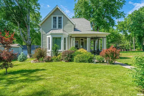 210 9th St, Lincoln, IL 62656