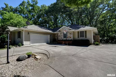 135 Bel Haven Dr, Taylorville, IL 62568