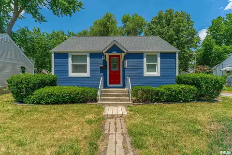 402 Woodlawn Rd, Lincoln, IL 62656