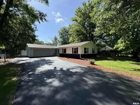 104 Lakeview Dr, East Galesburg, IL 61430