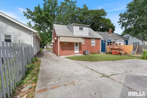Exterior - 2424 S 6th St, Springfield, IL 62703 photo 4 of 5