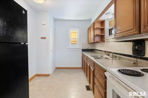 Kitchen - 2424 S 6th St, Springfield, IL 62703 photo 1 of 1
