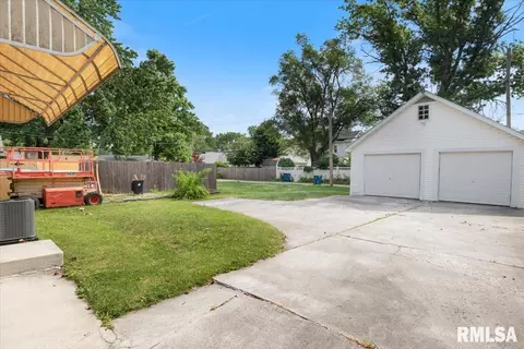 Exterior - 2424 S 6th St, Springfield, IL 62703 photo 5 of 5