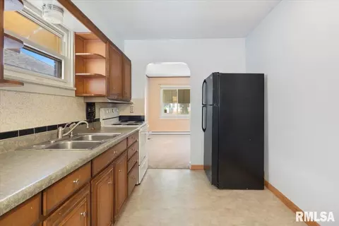 Entry Way - 2424 S 6th St, Springfield, IL 62703 photo 2 of 2