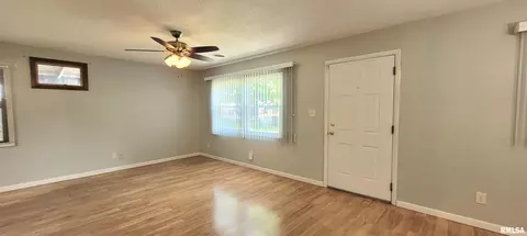 Living - 26 Ridge Ct, Springfield, IL 62703 photo 2 of 4