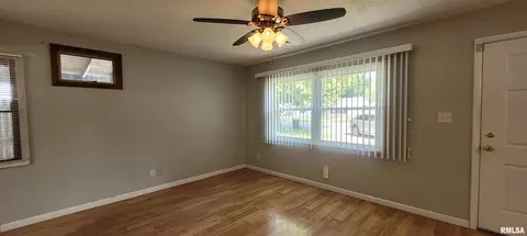 Living - 26 Ridge Ct, Springfield, IL 62703 photo 3 of 4