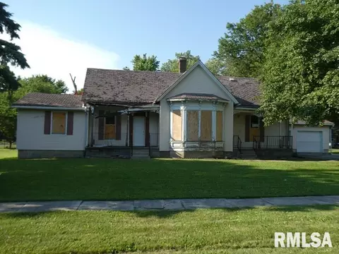 616 W Monroe St, Girard, IL 62640