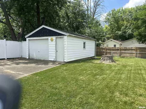 1711 Fairmont Dr, Springfield, IL 62702 photo 2