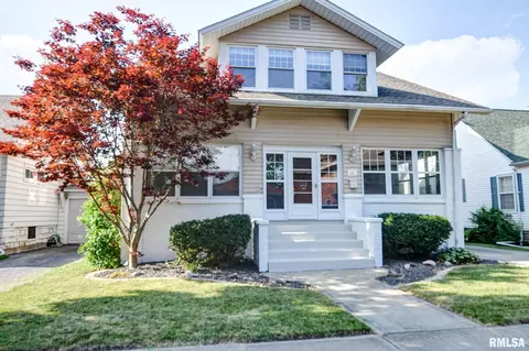817 W Vine St, Taylorville, IL 62568