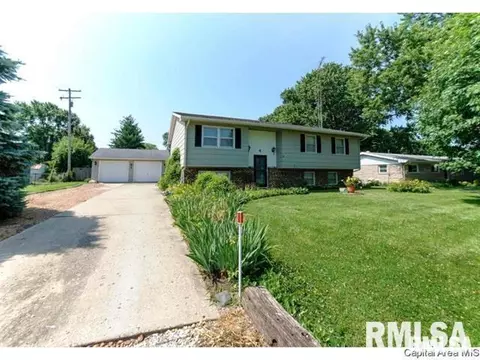 4 Regent Ln, Springfield, IL 62711