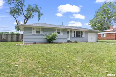 25 Queensway Dr, Sherman, IL 62684