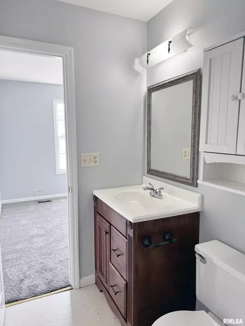 Bath - 1 Sycamore Row, Springfield, IL 62702 photo 3 of 3