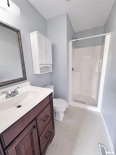 Bath - 1 Sycamore Row, Springfield, IL 62702 photo 2 of 3