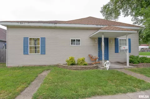 603 W 1st St, Taylorville, IL 62568