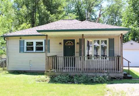 576 Dempsey St, Creve Coeur, IL 61610