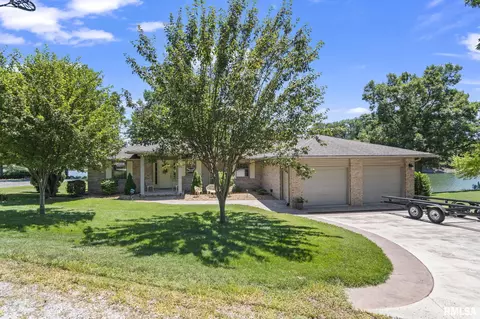 39 Apple Ln, Petersburg, IL 62675