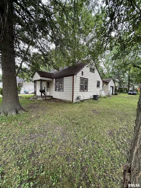 802 Esther St, Taylorville, IL 62568