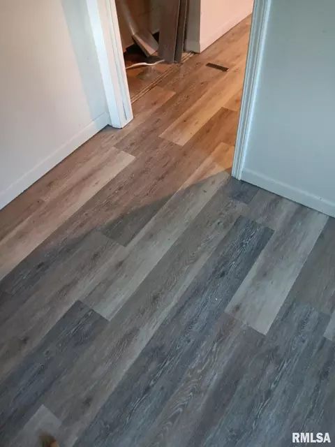 Entry Way - 2127 E Lawrence Ave, Springfield, IL 62703 photo 1 of 2