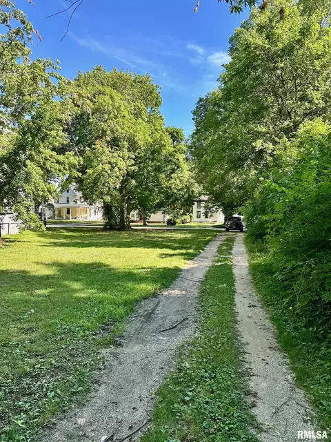 815 W College Ave, Jacksonville, IL 62650