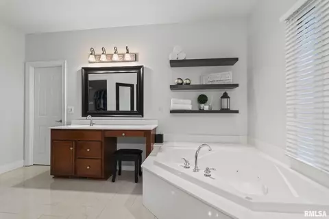 Bath - 6216 Northampton Ln, Springfield, IL 62711 photo 7 of 9