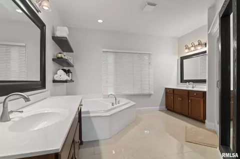 Bath - 6216 Northampton Ln, Springfield, IL 62711 photo 2 of 9