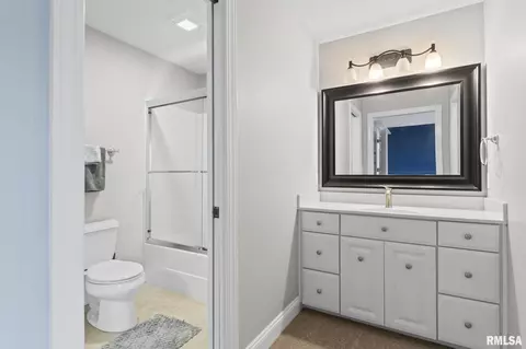 Bath - 6216 Northampton Ln, Springfield, IL 62711 photo 4 of 9