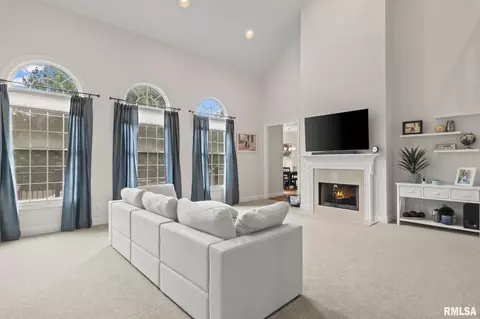 Living - 6216 Northampton Ln, Springfield, IL 62711 photo 2 of 3