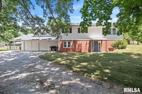 18564 Blackhawk Dr, Girard, IL 62640