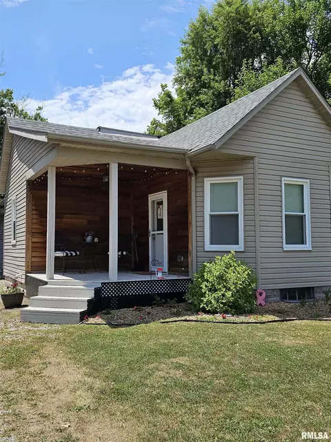 115 N 2nd St, Divernon, IL 62530