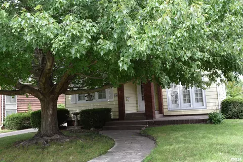 1061 Florence Ave, Galesburg, IL 61401