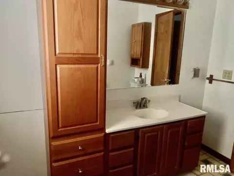 Bath - 411 E Teak St, Thayer, IL 62689 photo 1 of 3