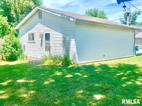 Exterior - 411 E Teak St, Thayer, IL 62689 photo 2 of 3