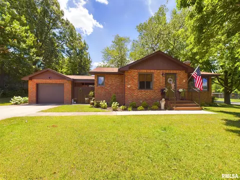 904 E Lincoln St, Riverton, IL 62561