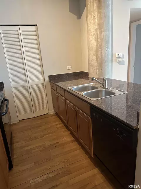 Kitchen - 125 E 13th St, Chicago, IL 60605 photo 2 of 5