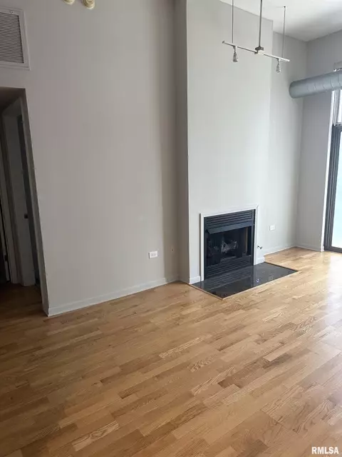 Living - 125 E 13th St, Chicago, IL 60605 photo 2 of 3