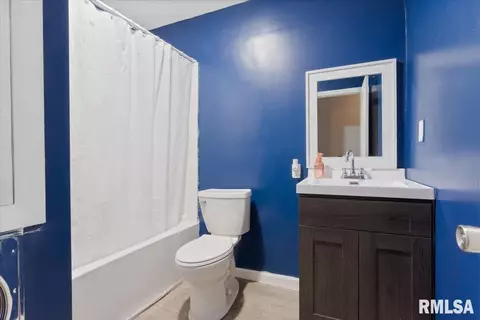 Bath - 301 Dickinson Rd, Springfield, IL 62704 photo 3 of 3