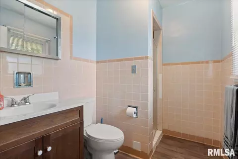 Bath - 301 Dickinson Rd, Springfield, IL 62704 photo 2 of 3