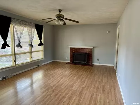 Living - 301 Dickinson Rd, Springfield, IL 62704 photo 2 of 2