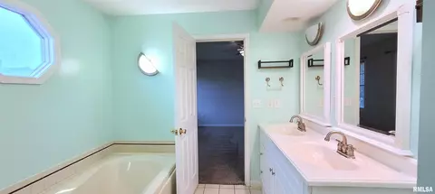 Bath - 2012 Montague Dr, Springfield, IL 62711 photo 3 of 7
