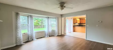 Living - 2012 Montague Dr, Springfield, IL 62711 photo 3 of 8
